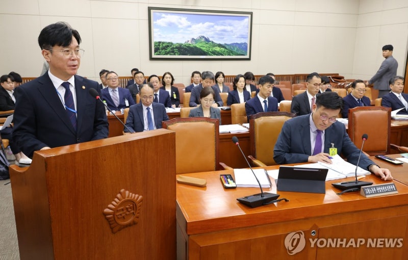 업무 보고하는 <b>김영훈</b> 고용<b>노동부 장관</b>