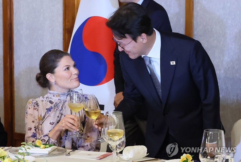 건배하는 <b>김민석</b> 국무<b>총리</b>와 빅토리아 <b>스웨덴 왕세녀</b>
