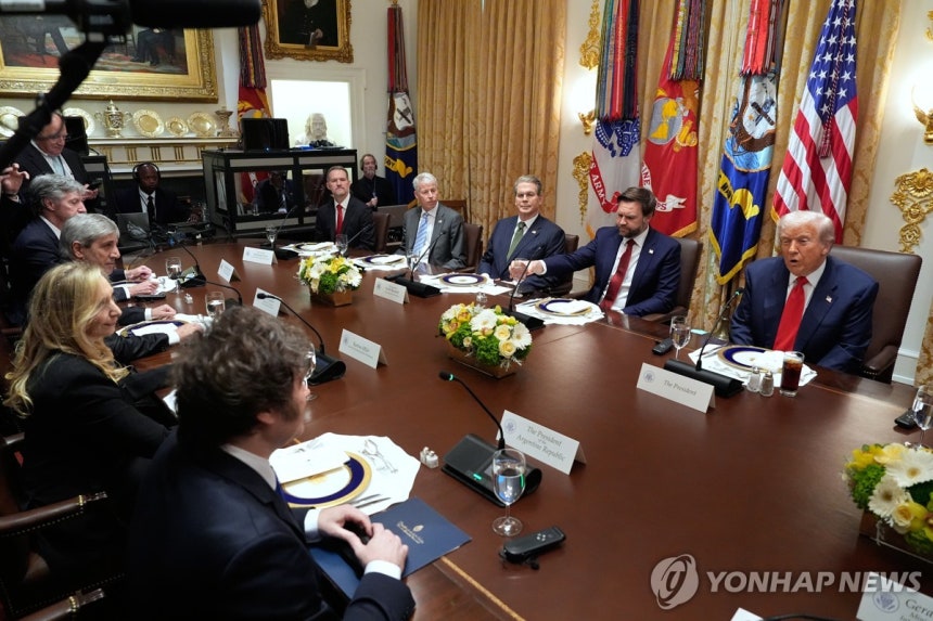 백악관 오찬 전 백악관 출입 기자단 질의 시간
(워싱턴 AP=연합뉴스) 14일(현지시간) 미국 백악관에서 도널드 트럼프 미국 대통령이 하비에르 밀레이 아르헨티나 대통령과 공식 오찬