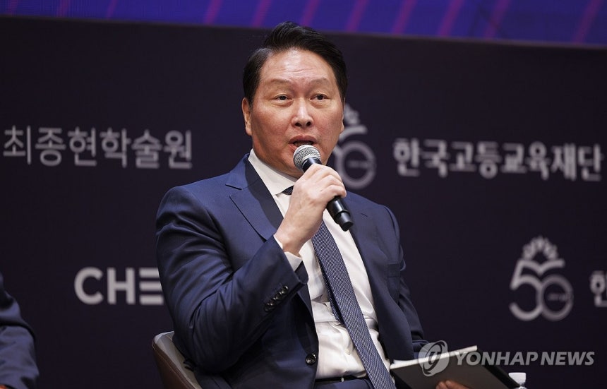 최태원 SK그룹 회장이 생각하는 미래 인재상? (서울=연합뉴스) 황광모 기자 = 한국고등교육재단과 최종현 학술원 이사장인 최태원 SK그룹 회장이 26일 오후 서울 광진구 워커힐 컨벤션에서 열린 한국고등교육재단 창립