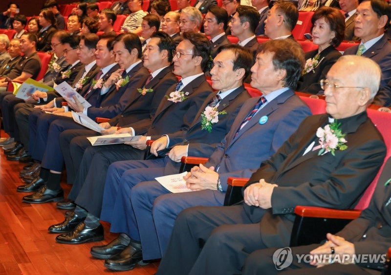 <b>김민석 총리</b>, 제46주년 <b>부마민주항쟁</b> 국가<b>기념식</b> 참석