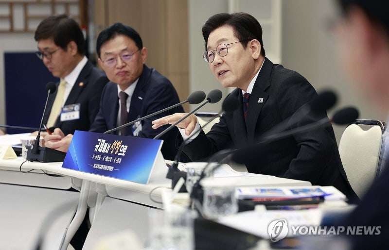 李대통령 "<b>규제합리화</b>, 정부 핵심과제…고정관념은 족쇄로 작용"