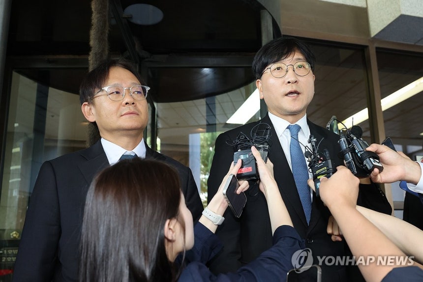 최태원·노소영 이혼 소송 상고심서 파기환송 판결 (서울=연합뉴스) 임화영 기자 = 최태원 SK그룹 회장과 노소영 아트센터 나비 관장의 이혼 소송 상고심 선고가 파기환송으로 판결이 난 16일 서울 서초구 대법원 앞에서