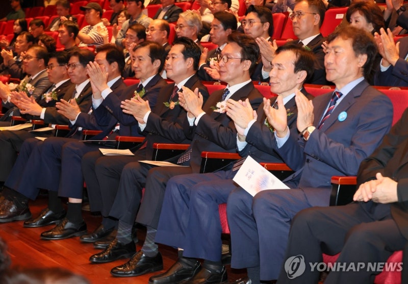 <b>김민석 총리</b>, 제46주년 <b>부마민주항쟁</b> 국가<b>기념식</b> 참석