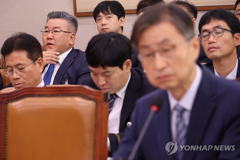 최재해 <b>감사원</b>장 답변 듣는 <b>유병호 감사</b>위원