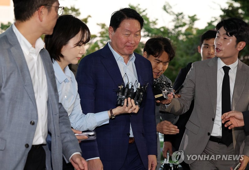 글로벌 AI 협력 논의차…<b>최태원</b> 회장, <b>미국</b> 향해 <b>출국</b>