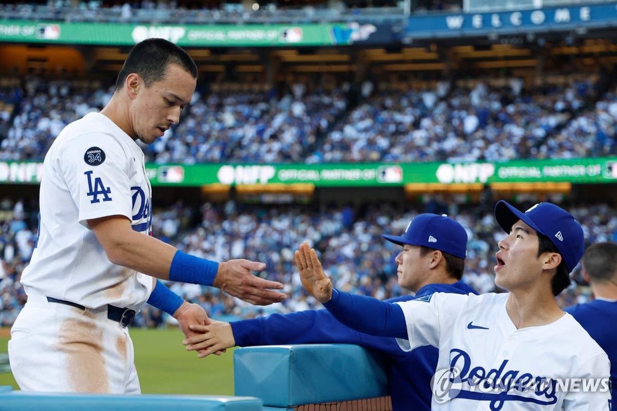 MLB <b>다저스</b>, WS 진출에 1승 남았다…밀워키에 <b>NLCS 3연승</b>