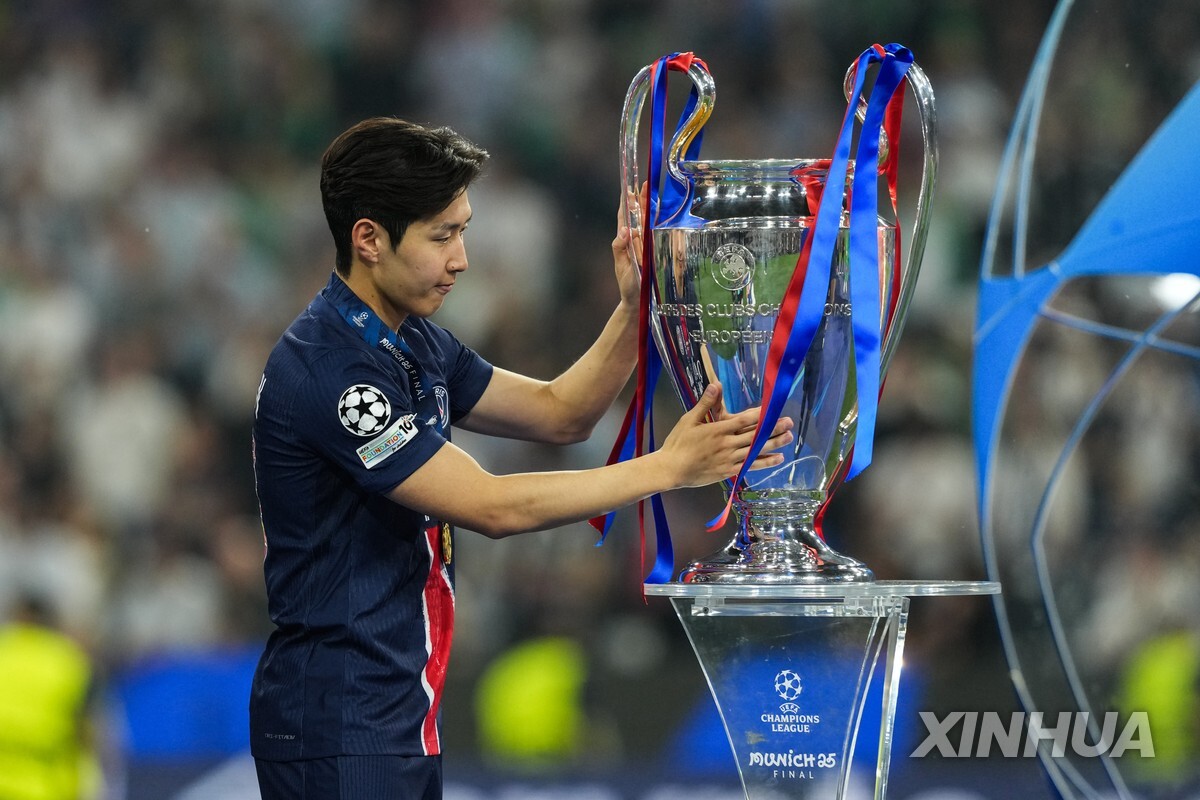 <b>이강인</b>, <b>AFC</b> 올해의 <b>국제선수상</b> 수상…'절친' 구보 제쳐