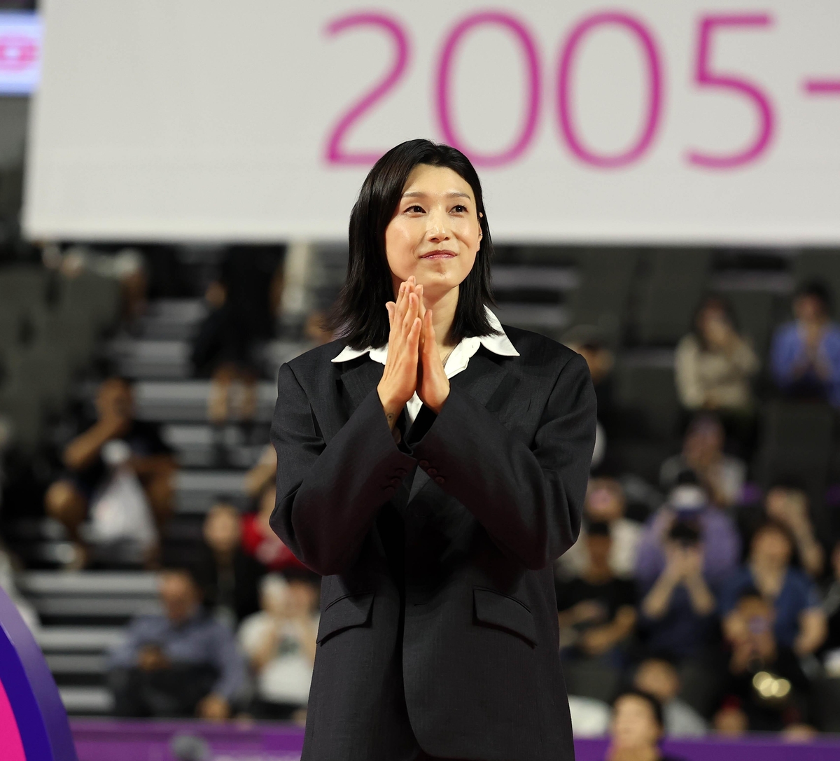 '배구 여제' <b>김연경</b>, 코트 전설로 남는다…10번은 '<b>영구 결번</b>'