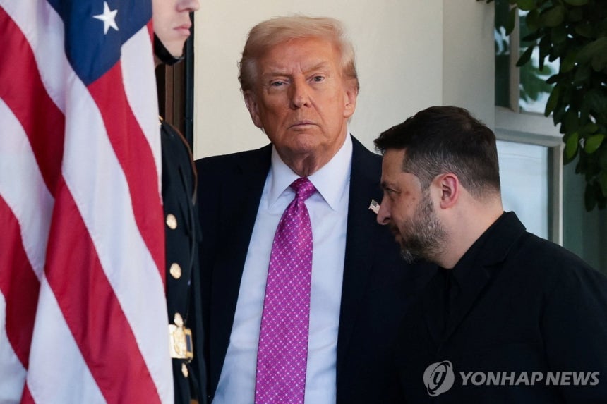 백악관서 만난 트럼프와 젤렌스키
(워싱턴 로이터=연합뉴스) 도널드 트럼프 미국 대통령이 17일(현지시간) 워싱턴DC 백악관을 방문한 볼로디미르 젤렌스키 우크라이나 대통령을 맞이하고