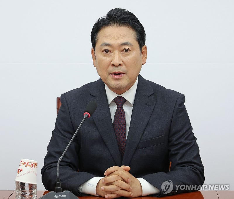 <b>장동혁</b>, 서울구치소서 10분간 尹면회…"하나로 <b>뭉쳐</b> 싸워야"