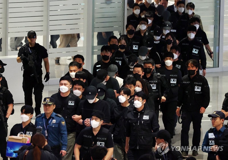 '<b>캄보디아</b> <b>구금</b>' <b>한국인</b> 64명 송환…수갑 채워 경찰 압송(종합2보)