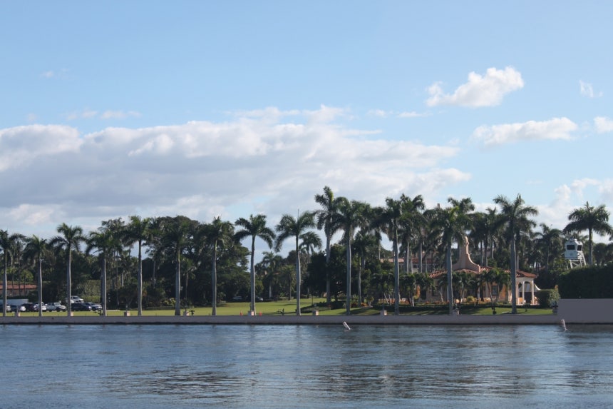 트럼프 대통령의 마러라고 별장
(웨스트팜비치&lt;플로리다&gt;=연합뉴스) 홍정규 특파원 = 도널드 트럼프 대통령이 18일(현지시간) 머무르고 있는 팜비치의 마러라고 별장 모습.