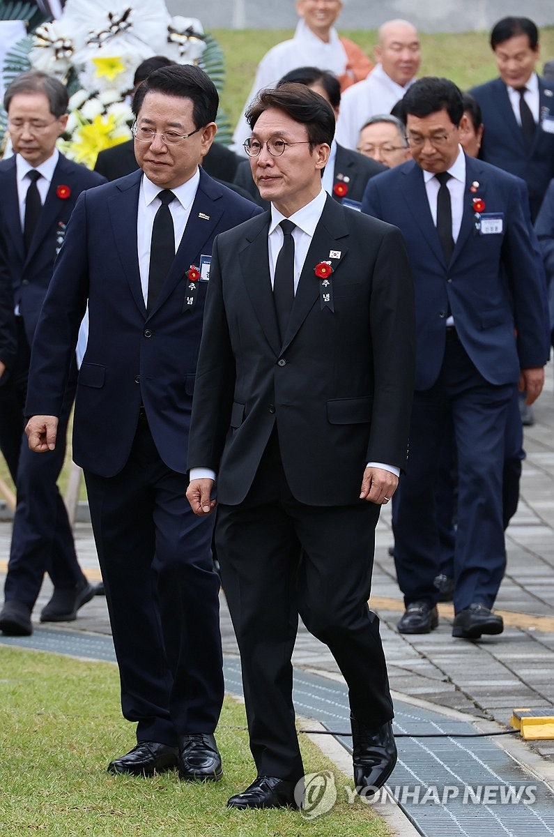 <b>여순사건</b> 77주기 <b>추념식</b> 입장하는 김민석 총리