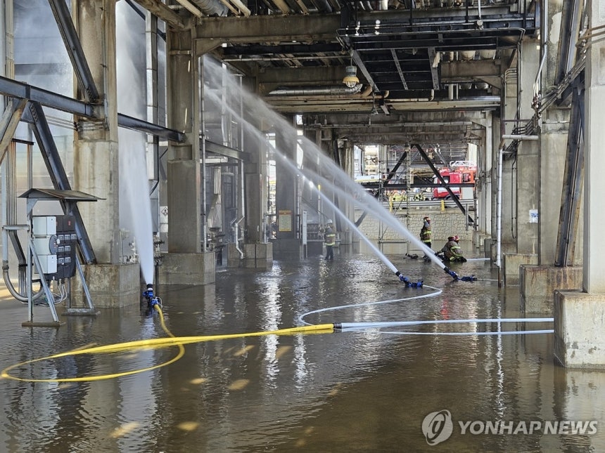 SK에너지 화재 현장 냉각하는 소방관들
(울산=연합뉴스) 지난 17일 오전 울산시 남구 SK에너지 수소 제조 공정에 불이 나 여러 명이 다쳤다. 사진은 소방관들이 불이 난 공정에 