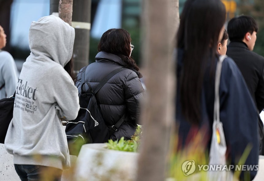 가을 끝자락, 겨울 초입 (서울=연합뉴스) 이동해 기자 = 전국 대부분 지역의 아침 최저기온이 한 자릿수로 떨어진 20일 오전 서울 광화문광장에서 시민들이 몸을 움츠린 채 출근길을 서두르고 있다. 2025.10.20