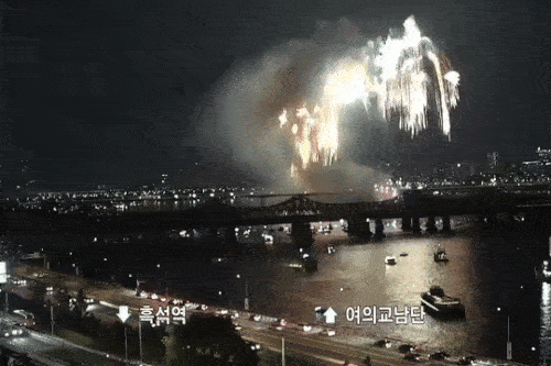 지난달 27일 서울 여의도 한강공원에서 열린 서울세계불꽃축제를 보려는 차들이 한강대교남단 올림픽대로 한편에 멈춰선 모습. [더불어민주당 김성회 의원실 제공. 재판매 및 DB 금지]