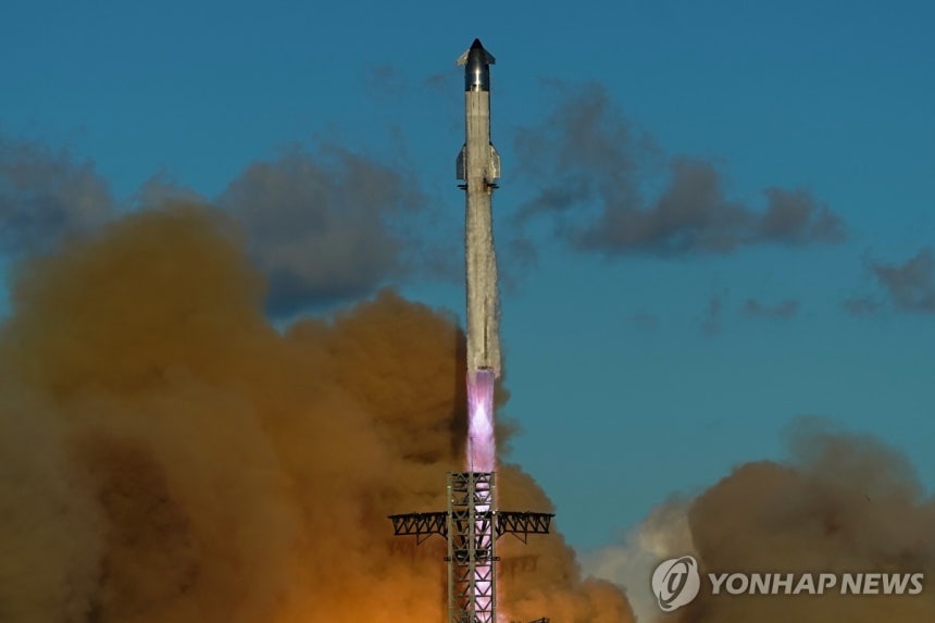 지난 13일 11차 지구궤도 시험비행을 위해 발사된 스타십 
[AP 연합뉴스 자료사진. 재판매 및 DB 금지]