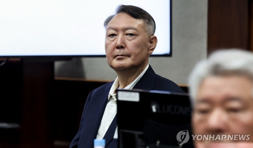 Yoon Seok-yeol Appearing in Court
(Seoul=Yonhap News) Former President Yoon Seok-yeol appears at the first trial for charges including obstruction of special government officials and abuse of official authority, held at the Seoul Central District Court in Seocho-gu, Seoul on the 26th. 2025.9.26 [Joint Photographic Coverage]