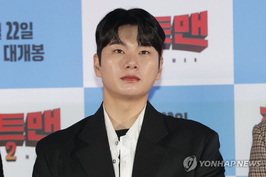 이이경, 질문 집중 (서울=연합뉴스) 강민지 기자 = 배우 이이경가 15일 오후 서울 용산구 CGV용산아이파크몰에서 열린 영화 