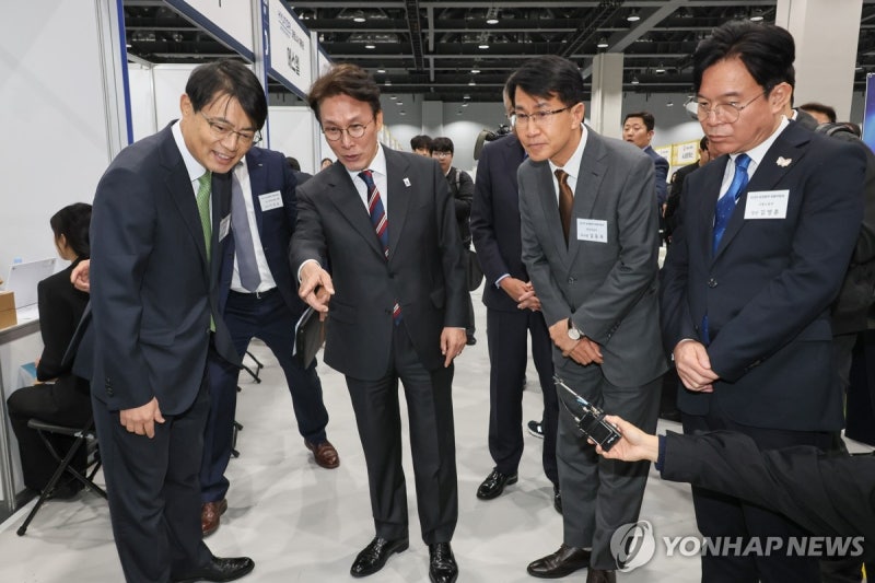 金<b>총리</b> "<b>청년</b> 상황 어려워…내각 한마음으로 <b>일자리</b> 창출 매진"