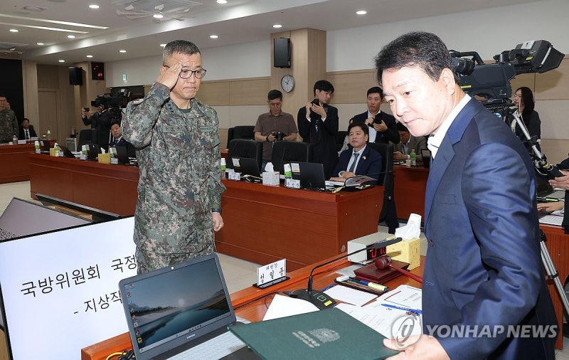 경례하는 <b>주성운 지작사령관</b>