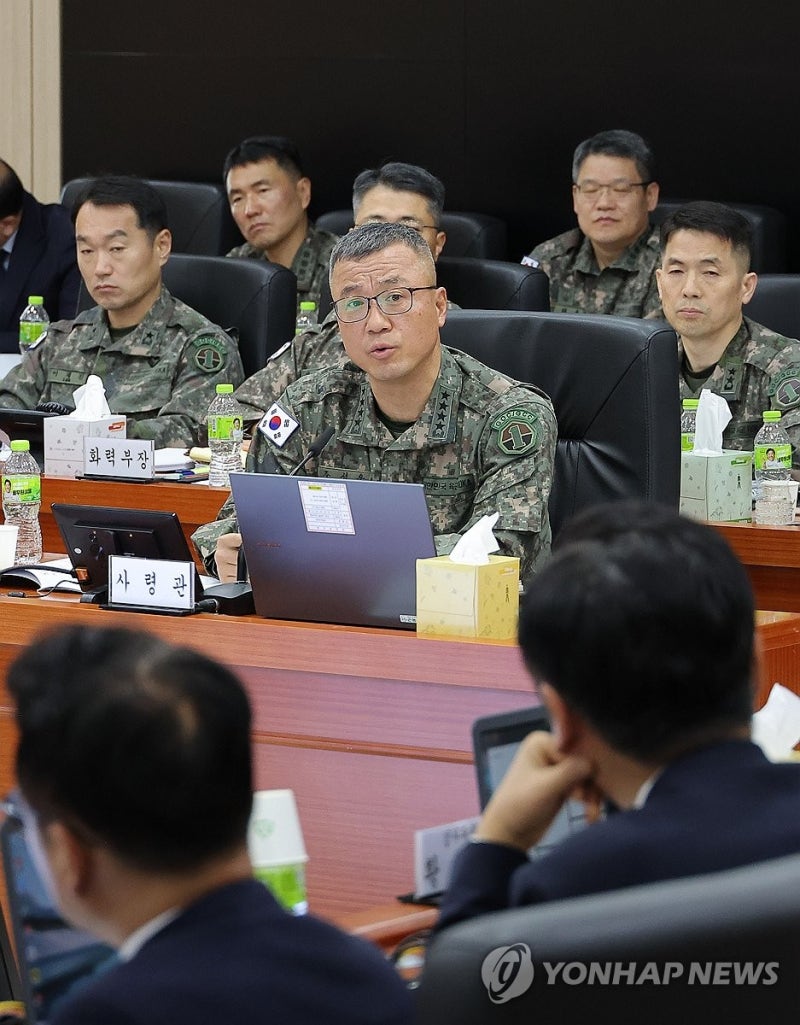 질문 답변하는 <b>주성운 지작사령관</b>