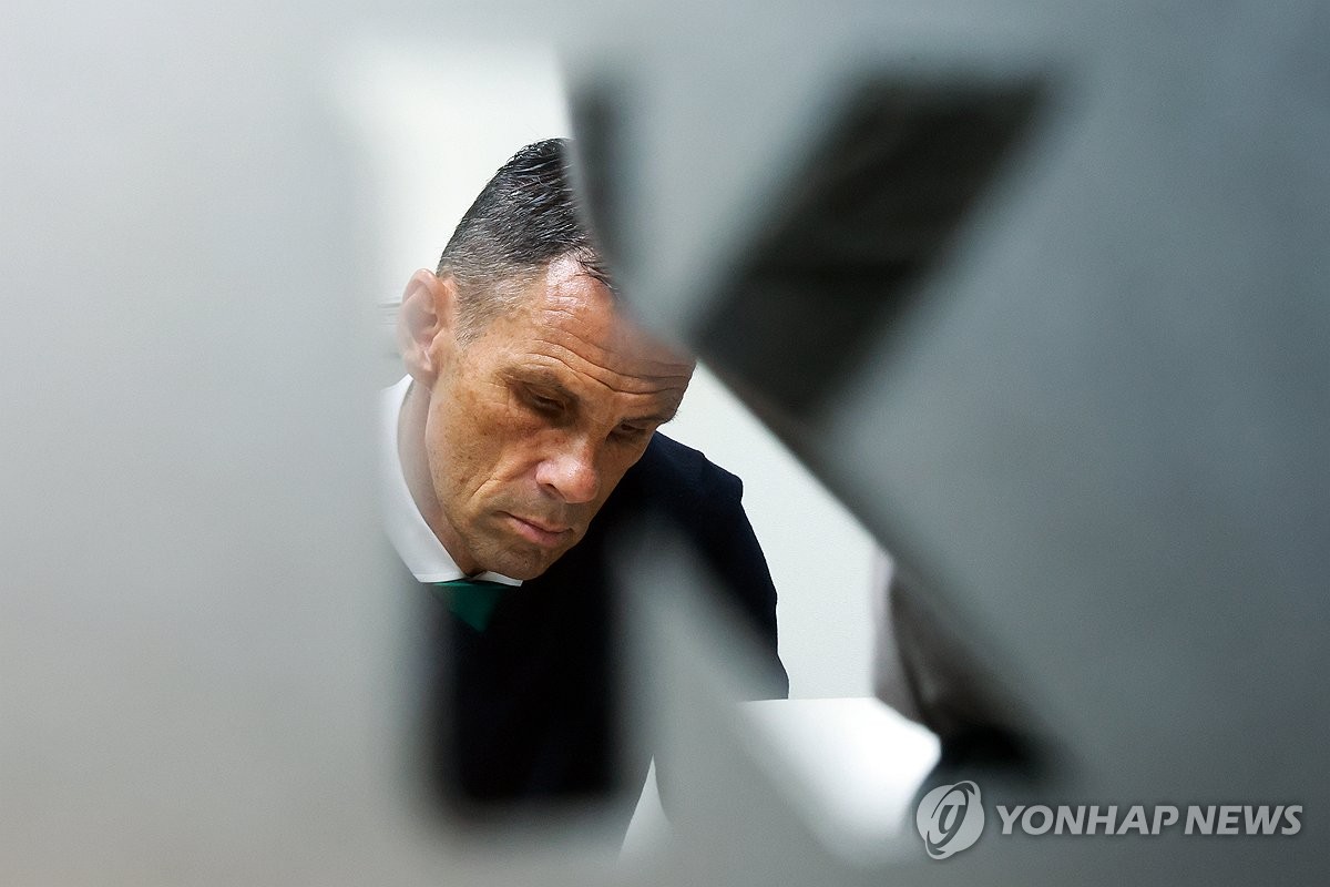 'SNS 판정 불만' <b>포옛 감독</b>에 벌금 300만원…<b>감독</b>상 후보 가능