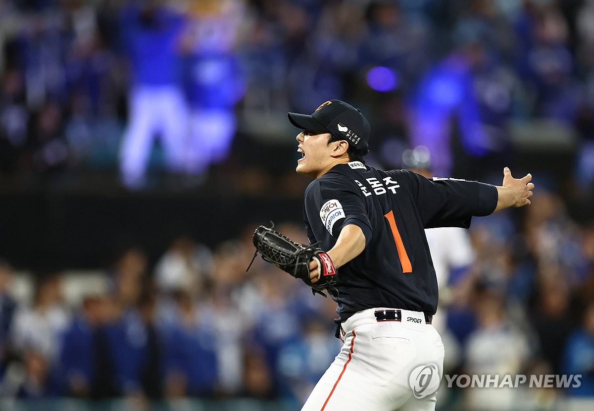 6회 마운드 올라간 <b>문동주</b>, 4이닝 무실점 구원승 '팀을 구했다'