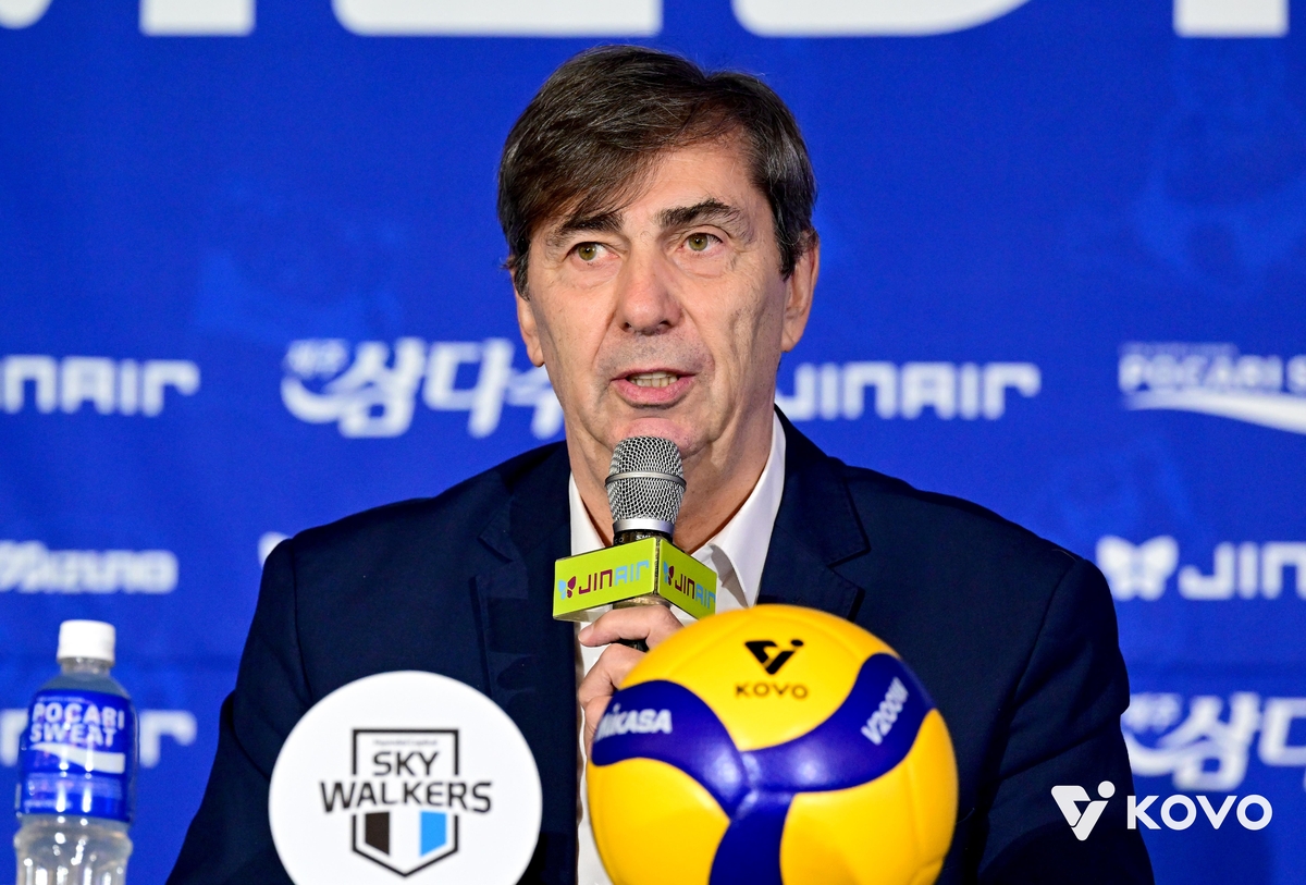 <b>블랑</b> <b>현대캐피탈</b> <b>감독</b> "완전체로 나서는 첫 경기에 집중하겠다"