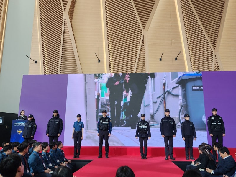 '<b>폴리스 네이비</b>' 10년만에 새 <b>경찰복</b>…임신부 점퍼도 도입
