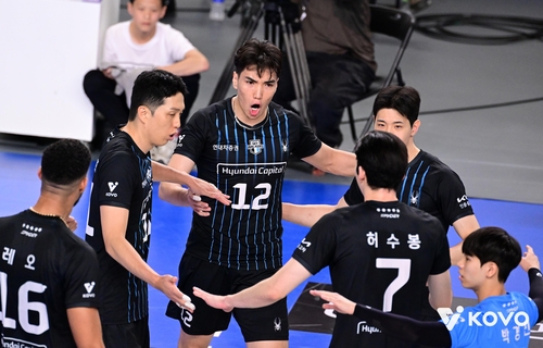 '<b>레오</b> 25점' <b>현대캐피탈</b>, 개막전서 KB손보에 혈투 끝 3-2 승리(종합)