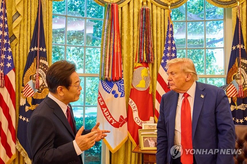 이재명 대통령, 트럼프 대통령 집무실에서 대화
(워싱턴=연합뉴스) 한상균 기자 = 이재명 대통령이 25일(현지시간) 미국 워싱턴DC 백악관 오벌오피스에서 열린 한미 정상회담뒤 도널드 트럼프 미국 대통령과 대화하고 있