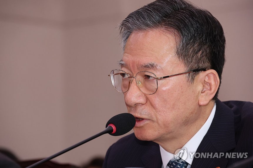 답하는 정성호 법무부 장관
(서울=연합뉴스) 박동주 기자 = 정성호 법무부 장관이 14일 서울 여의도 국회에서 열린 법무부 등에 대한 법제사법위원회 국정감사에서 의원 질의에 답하고 있다. 2025.10.14 pdj6