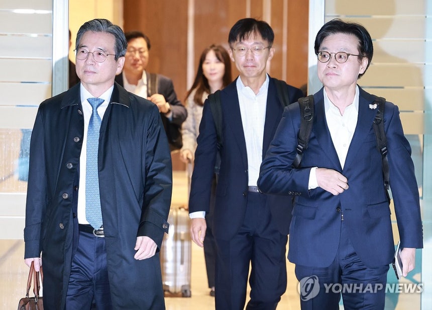 출국하는 김용범 정책실장-김정관 산업장관
(영종도=연합뉴스) 홍해인 기자 = 김용범 대통령실 정책실장(왼쪽)과 김정관 산업통상부 장관이 22일 한미 관세 협상 추가 논의를 위해 인천국제공항 제2여객터미널에서 미국 워