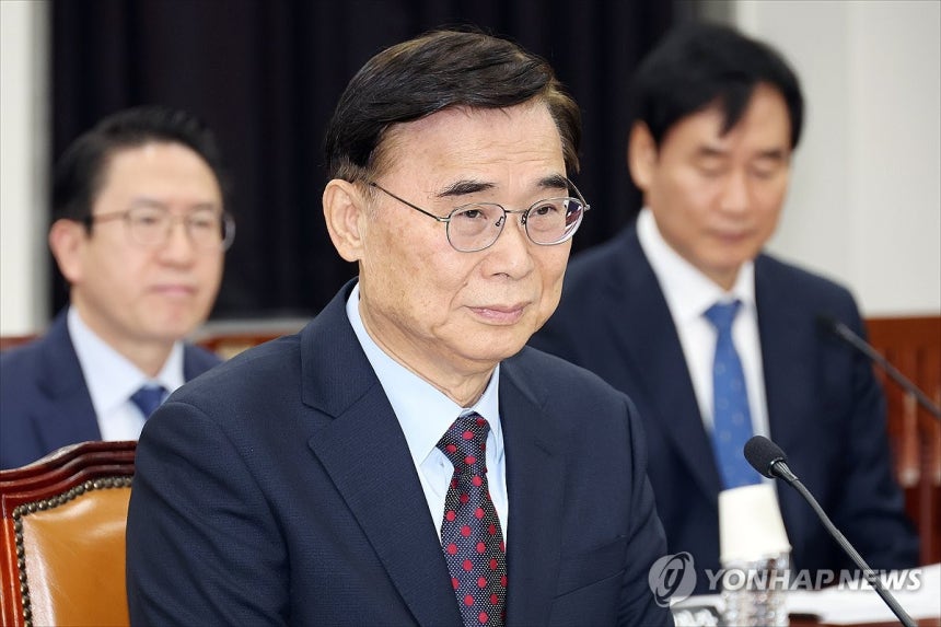 국회 정보위 출석한 이종석 국정원장 (서울=연합뉴스) 황광모 기자 = 이종석 국가정보원장이 22일 서울 여의도 국회에서 열린 정보위원회 전체회의에 출석해 있다. 2025.10.22 [공동취재] hkmpooh@yna.