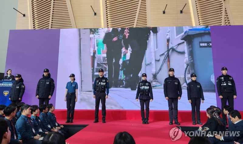 '<b>폴리스 네이비</b>' 10년만에 새 <b>경찰복</b>