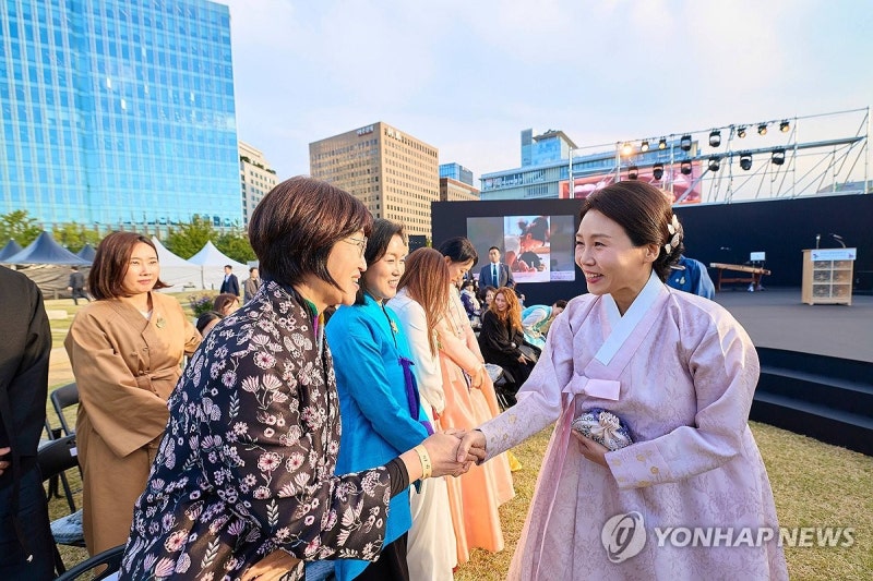 <b>김혜경 여사</b>, 전통시장 방문…한부모 가족 복지시설도 찾아