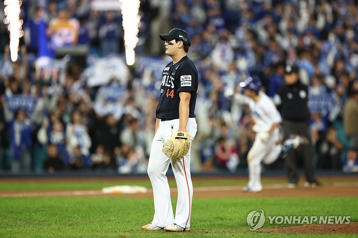 비수가 돼 돌아온 '믿음의 야구'…한화 <b>김서현</b> 또 무너졌다