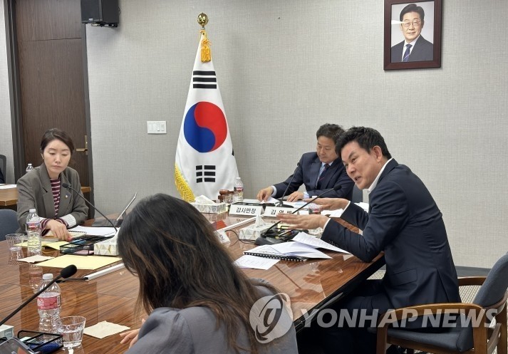 LA 총영사관 국감에서 질의하는 김태호 의원
(로스앤젤레스=연합뉴스) 임미나 특파원 = 22일(현지시간) 미국 주로스앤젤레스(LA)총영사관에서 열린 국회 외교통일위원회의 LA총영사관과 샌프란시스코총영사관 국정감사에서