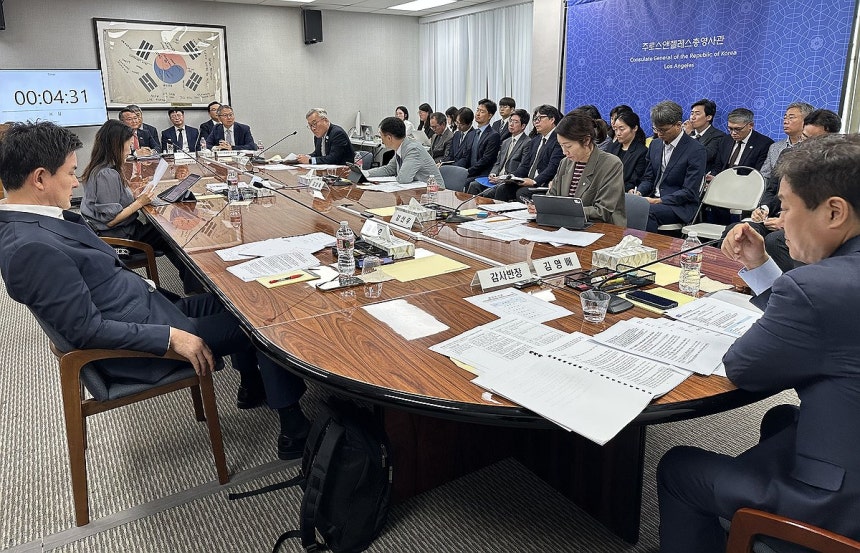 미국 LA총영사관 국정감사 현장
(로스앤젤레스=연합뉴스) 임미나 특파원 = 22일(현지시간) 미국 주로스앤젤레스(LA)총영사관에서 국회 외교통일위원회가 LA총영사관과 샌프란시스코총영사관에 대한 국정감사를 하고 있다.