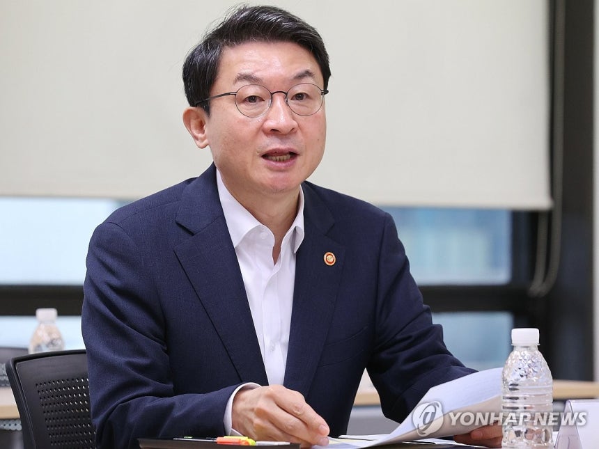 발언하는 이억원 금융위원장 (서울=연합뉴스) 이재희 기자 = 이억원 금융위원장이 23일 서울 중구 중앙서민금융통합지원센터에서 열린 정책서민금융·채무조정 현장간담회에서 발언하고 있다. 2025.10.23 scape@y