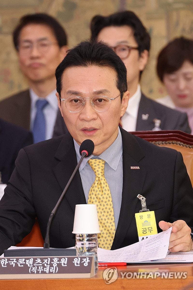 답변하는 유현석 <b>콘텐츠진흥원</b>장 직무대리