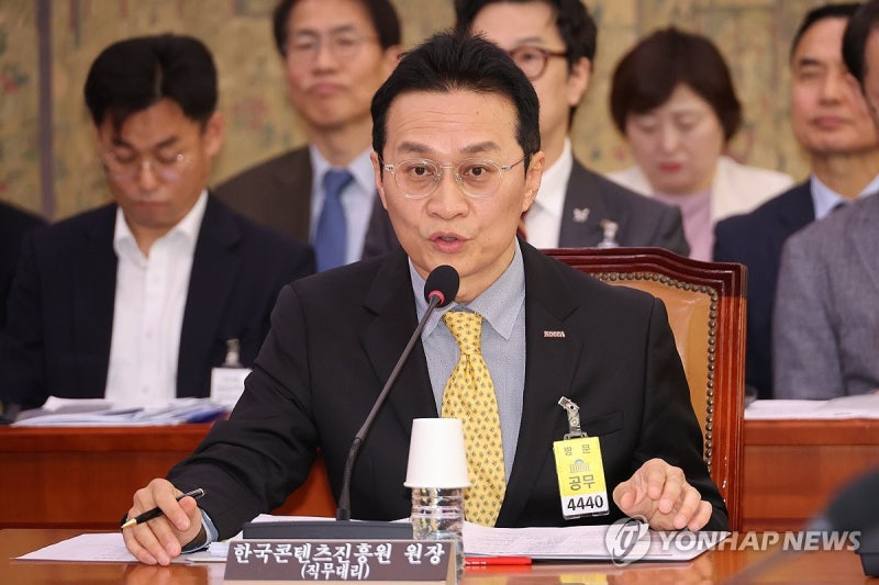 답변하는 유현석 <b>콘텐츠진흥원</b>장 직무대리