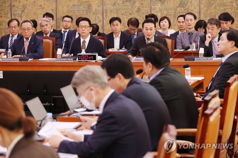 답변하는 유현석 <b>콘텐츠진흥원</b>장 직무대리