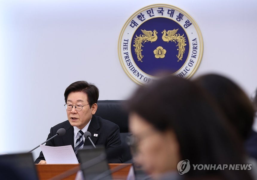 이재명 대통령, 수석보좌관회의 발언 (서울=연합뉴스) 김도훈 기자 = 이재명 대통령이 23일 서울 용산 대통령실에서 열린 수석보좌관회의에서 발언하고 있다. 2025.10.23 superdoo82@yna.co.kr