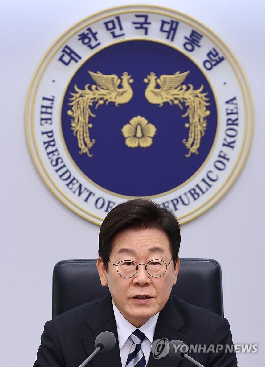 이재명 대통령, 수석보좌관회의 발언 (서울=연합뉴스) 김도훈 기자 = 이재명 대통령이 23일 서울 용산 대통령실에서 열린 수석보좌관회의에서 발언하고 있다. 2025.10.23 superdoo82@yna.co.kr