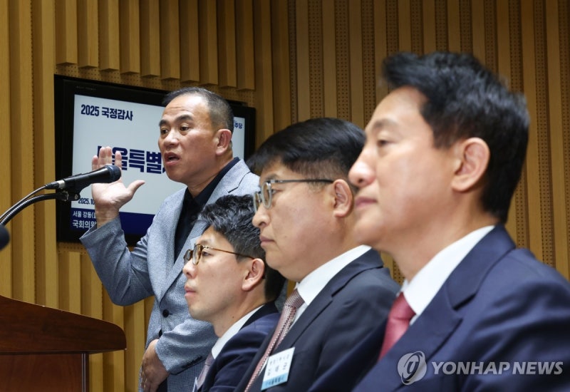 <b>국감</b>에 출석한 <b>오세훈</b>과 <b>명태균</b>