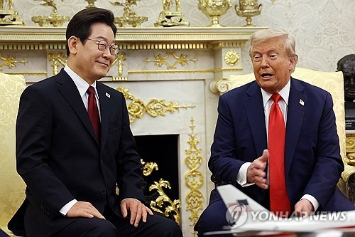 This photo, taken on Aug. 25, 2025, shows South Korean President Lee Jae Myung (L) holding talks wit