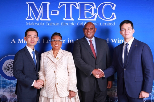 대한전선 남아공법인 엠텍, 전력케이블 공장 확장 준공
사진 왼쪽부터 대한전선 김준석 부사장, 남아공 파트너사 CIH 그룹회장 안나 목고콩, CIH 대표이사 조 마둥간다바, 호반그룹